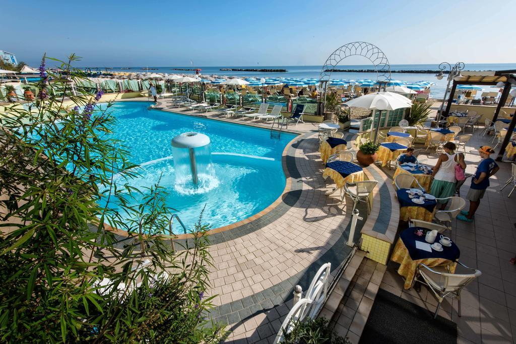 Strand Hotel Colorado Lido Di Savio Esterno foto